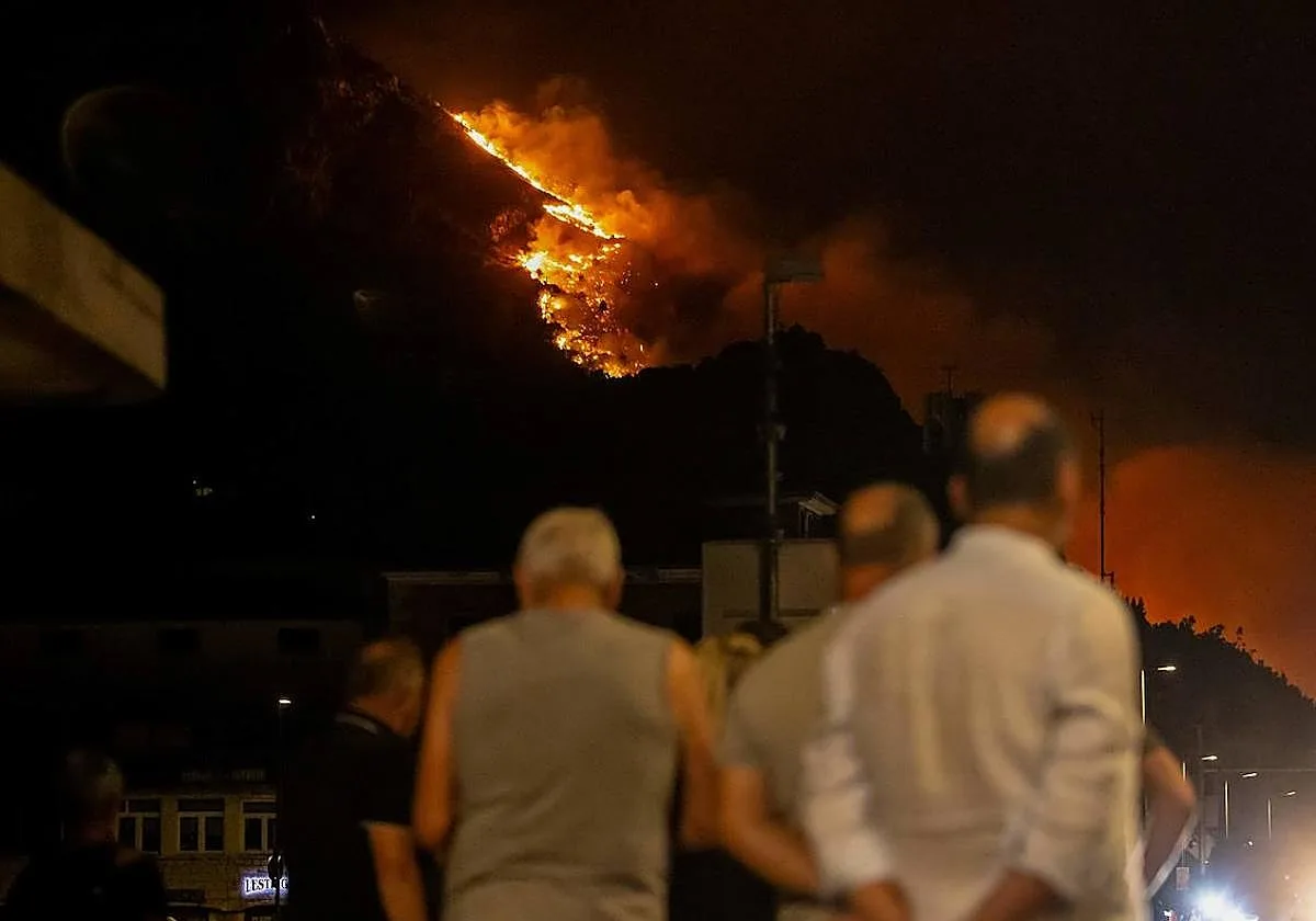 Un muerto y al menos 40 heridos en un incendio forestal en la turística ciudad de Omis (Croacia)