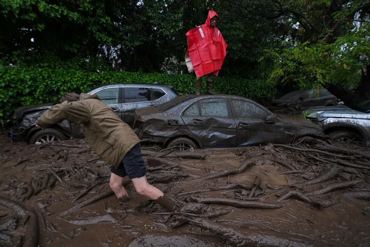 Los dramáticos videos del aluvión en Santiago de Chile: las calles se llenaron de agua y barro y hay al menos seis heridos