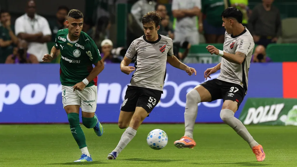 Palmeiras visita o Athletico em busca da liderança do Brasileirão