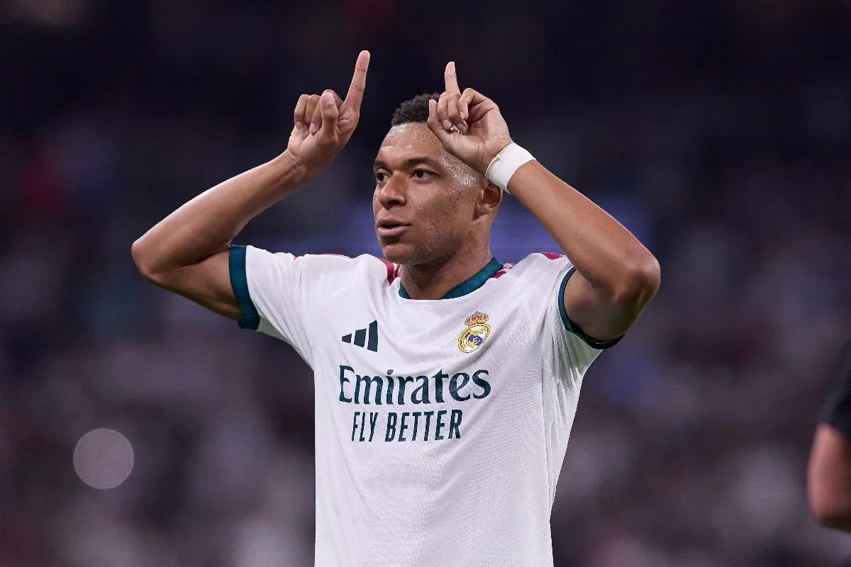 Com Mbappé inspirado, Real Madrid goleia Rayo e cola no Barcelona