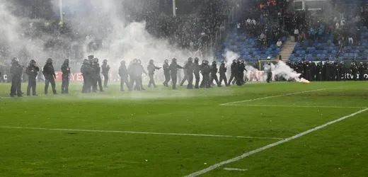 DFB-Pokal in Mannheim: Ermittlungen gegen Polizisten nach Pyro-Vorfall