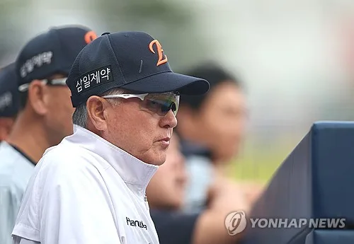 한화 김경문 감독-손혁 단장, 동반 퇴진…끝내 못 푼 우승의 한(종합)