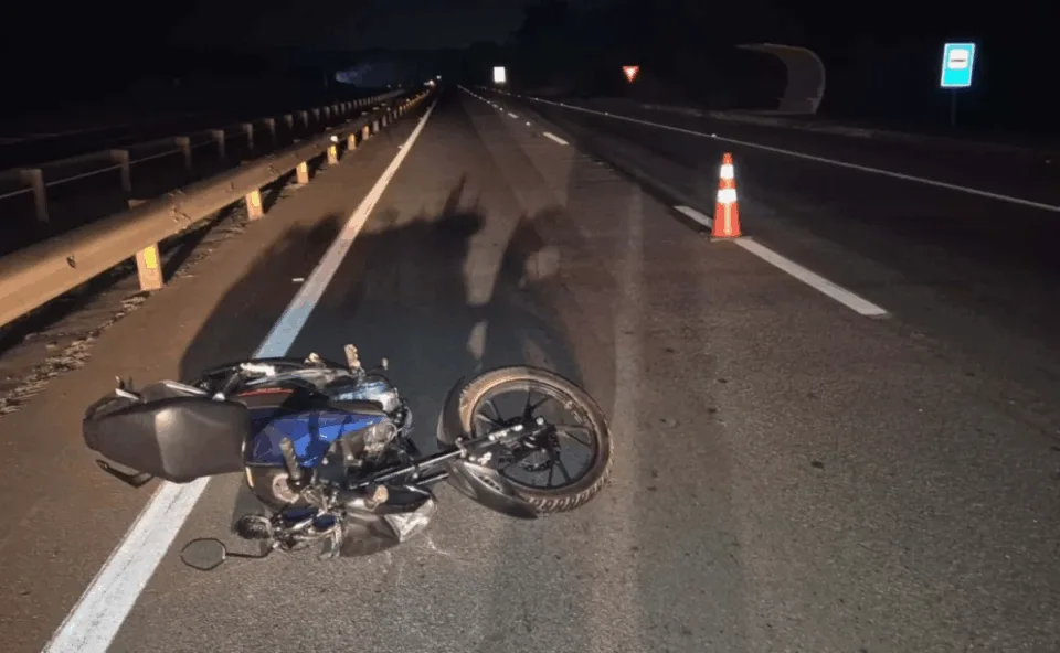 Garupa morre e piloto fica gravemente ferido após colisão contra placa de sinalização em rodovia
