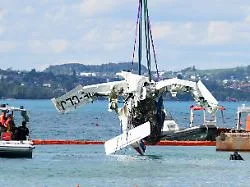 Identifizierung der Toten läuft: Flugzeug aus den Tiefen des Attersees geborgen