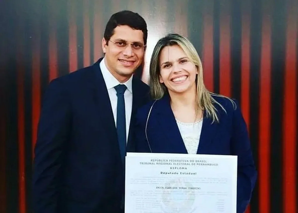 TRE manda Clarissa e Júnior Tércio removerem vídeo em que casal de deputados atribui a adversários defesa de 'kit gay'