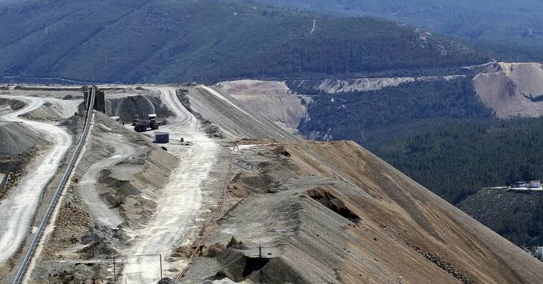 Arquitetos paisagistas chumbam mina de caulino em Peniche