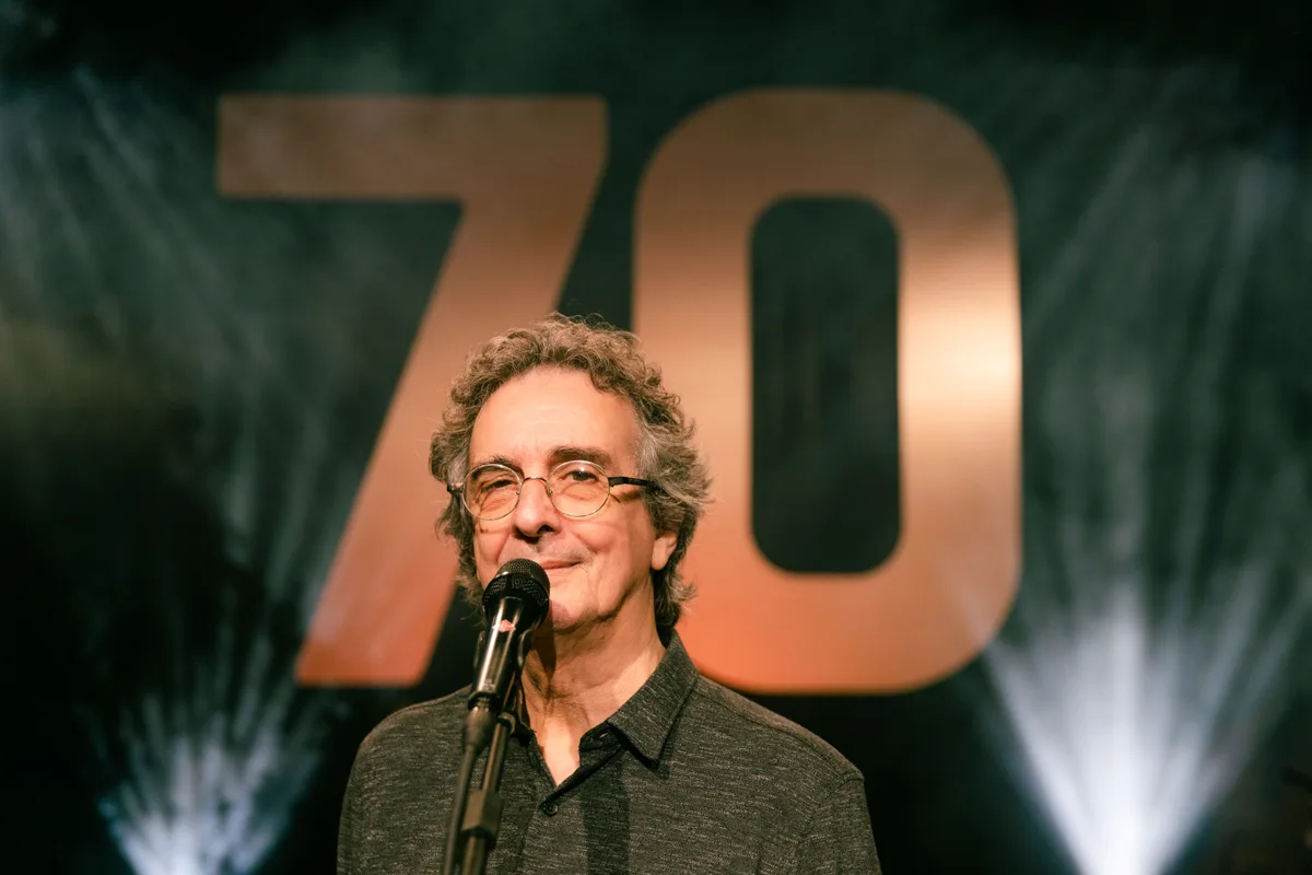 Carlos Papel celebra 60 anos de carreira com show gratuito em Vila Velha