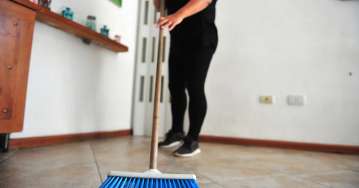 Empleadas domésticas: cuánto se paga la hora en agosto y cómo quedan las escalas