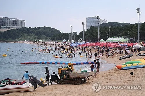 "처서 매직 어디에"…전국 늦더위에 휴일 피서인파 북적