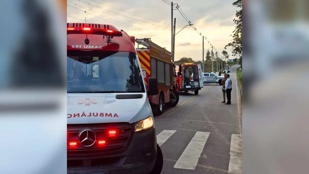 Motociclista morre após ser arremessado em batida violenta contra carro na SC-410 na Grande Florianópolis