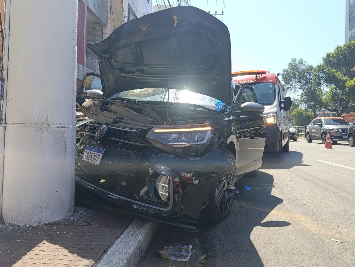 Carro bate em poste e deixa duas pessoas feridas em Vitória