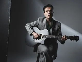 Guitare plus légère, langue toujours bien pendue… Jean Felzine se réinvente sans Mustang