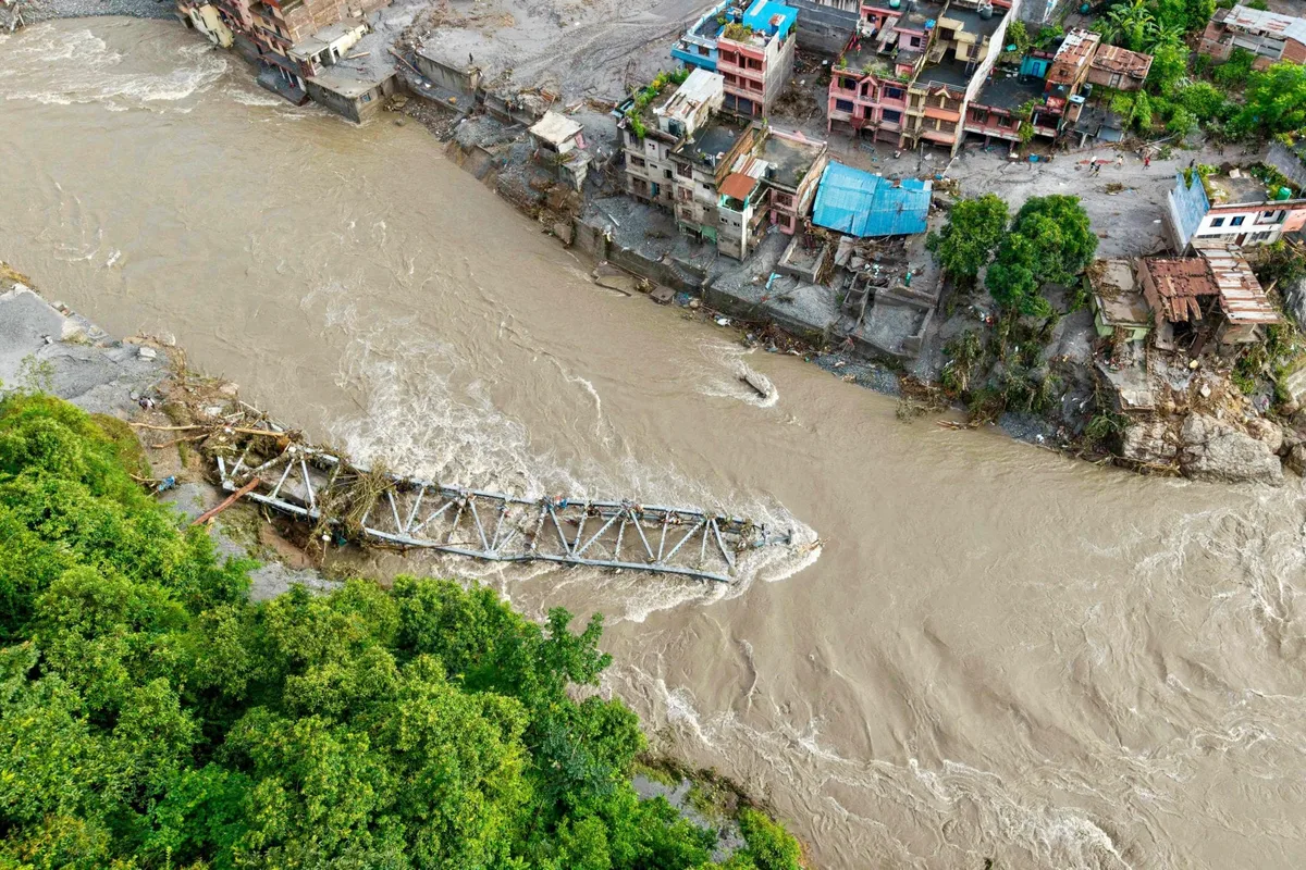 Qué es una riada, la inundación repentina que sorprendió a cientos de turistas en Nepal