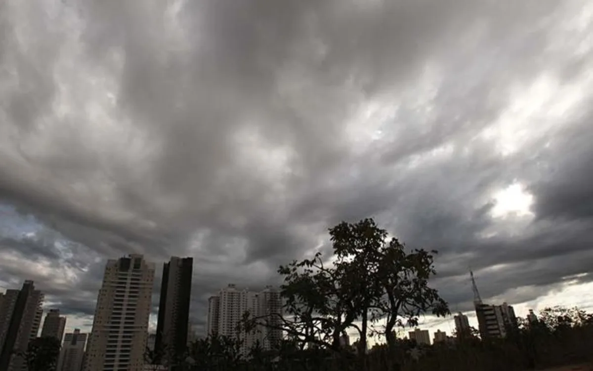 Frente fria pode causar tempestades e ventania em cidades de Goiás; veja lista