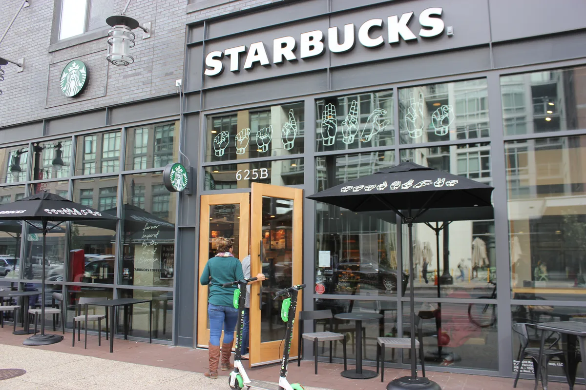 Starbucks ha estudiado comprar la cadena de comida mexicana Chipotle