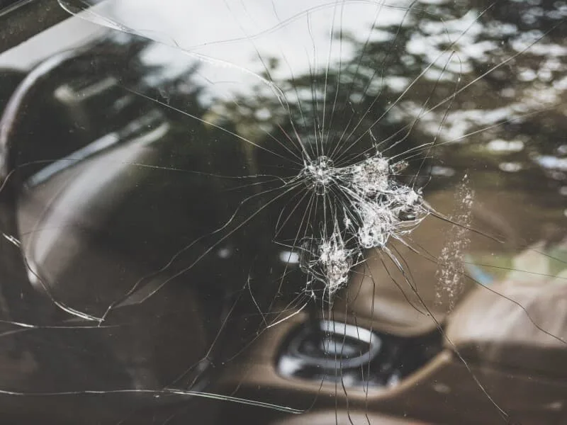 Quebrar vidro de carro para roubar pode render até 14 anos de prisão