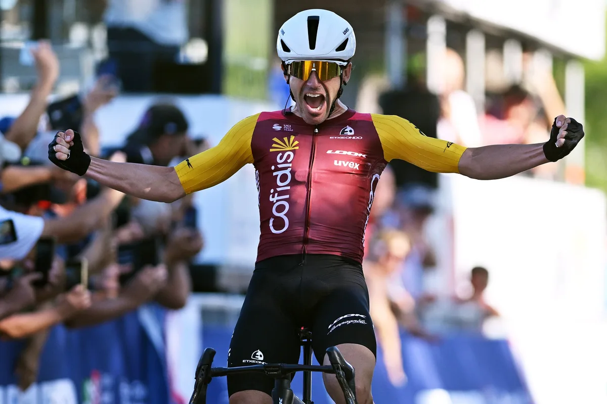 Ion Izagirre se une a la fiesta en un día para el recuerdo: gana en Italia