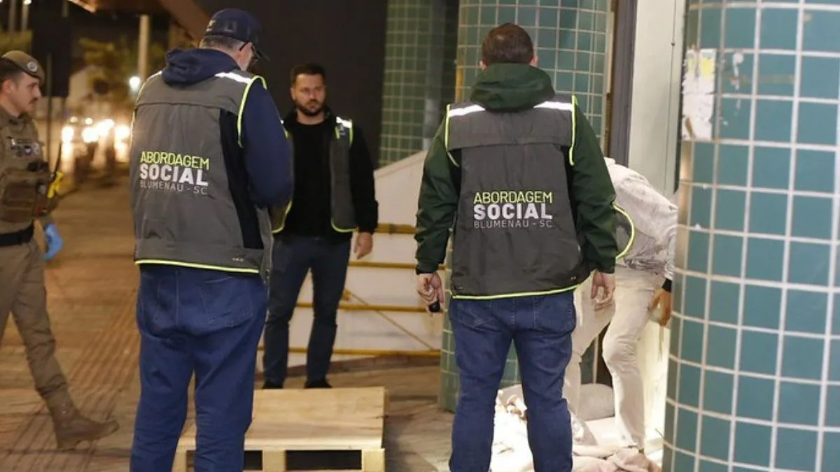 No relento durante madrugada de frio intenso, pessoas em situação de rua recebem convite para dormir protegidas e reação chama atenção em SC