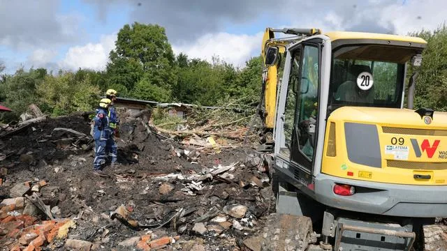 Feuer in Einfamilienhaus: Explosion in Einfamilienhaus - Bewohner weiter gesucht