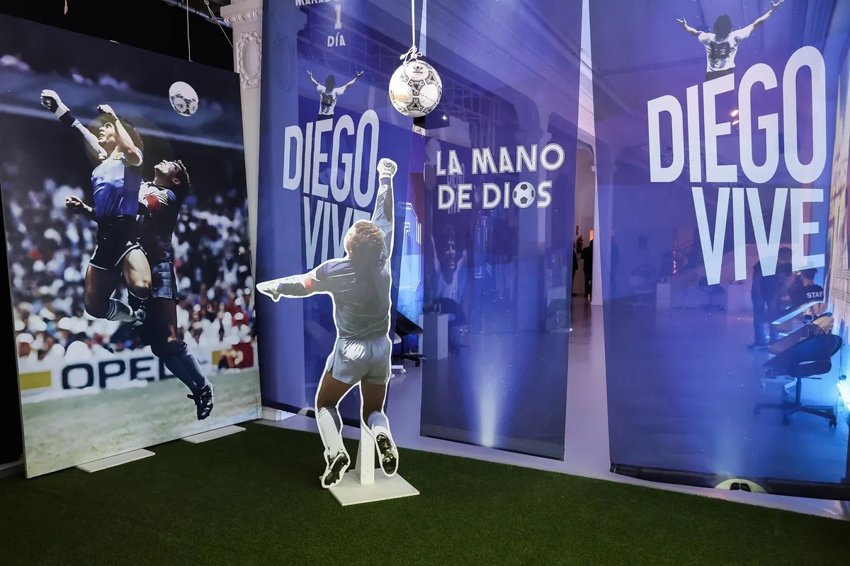 El balón de la 'Mano de Dios' de Maradona se vende por 3,35 millones de dólares en una subasta