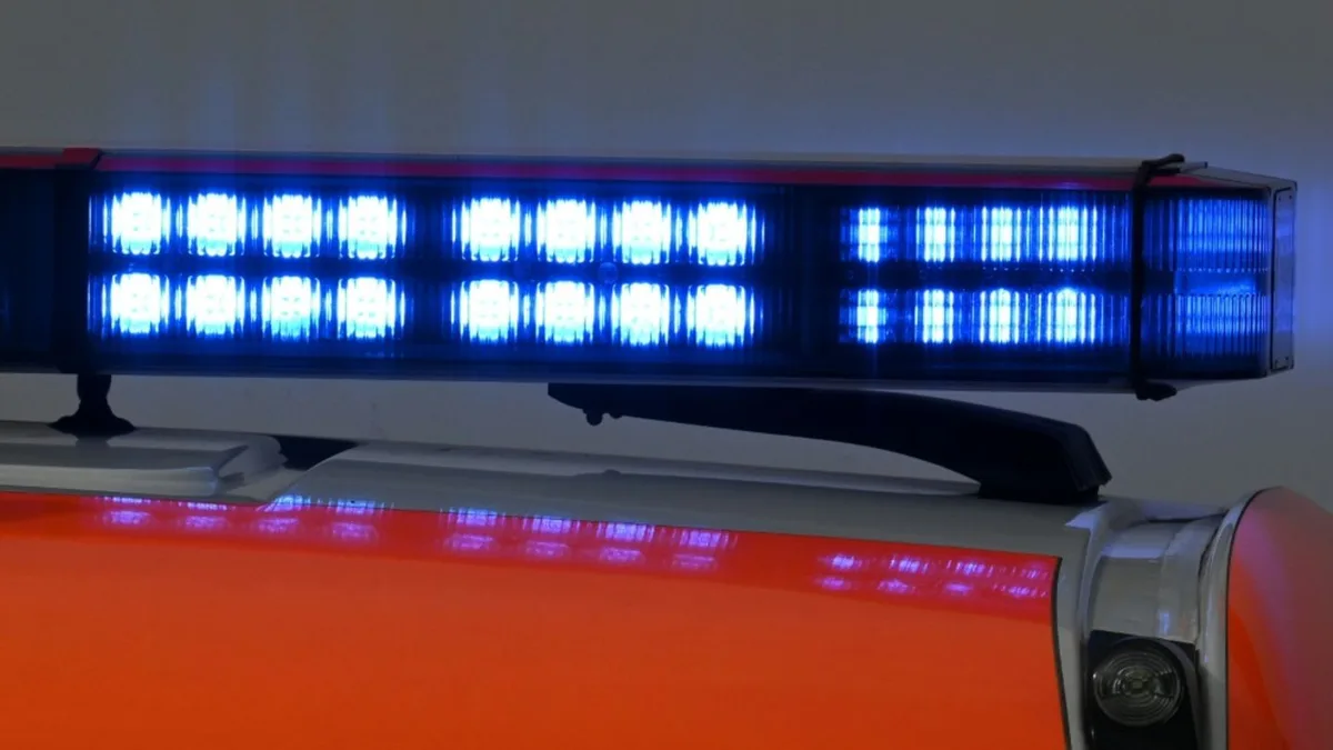 Auto prallt gegen Baum: 17-Jähriger stirbt bei Unfall in Bayern