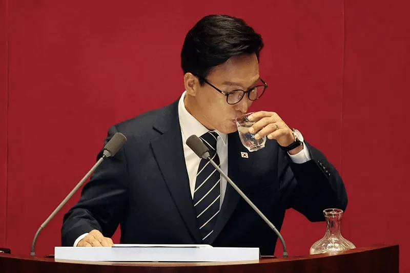 김민석의 ‘그 남자’…특보 달고 연봉 1.6억 감사되나