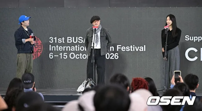 [사진]답변하는 권해효