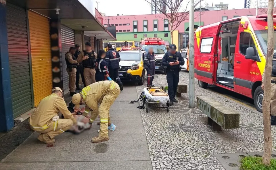 Homem ateia fogo na companheira após agressão e é preso em flagrante na Praça Rui Barbosa, em Curitiba