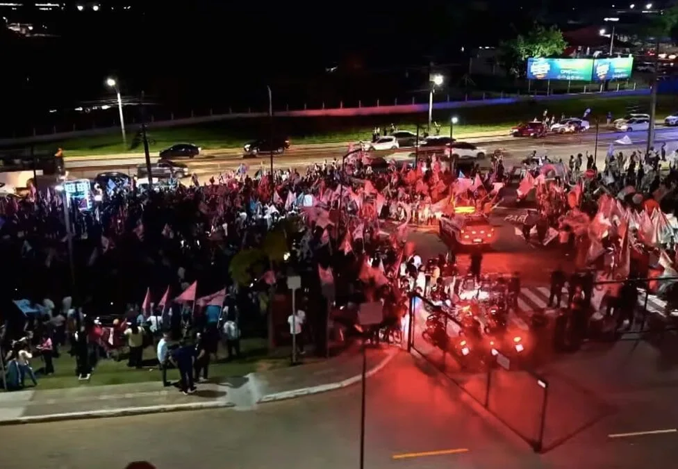 Debate do ac24horas atrai multidão de apoiadores para receber candidatos ao governo