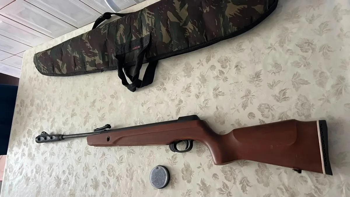 Pai suspeito de estuprar e ameaçar com carabina a filha, enteada e vizinha é preso em Guarapari