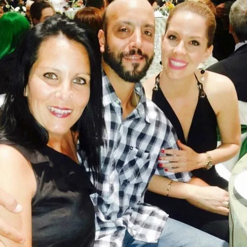 Apresentadora da Globo anuncia morte da irmã gêmea às vésperas do aniversário de 50 anos: “Momento muito difícil”; assista Apresentadora da Globo anuncia morte da irmã gêmea às vésperas do aniversário de 50 anos: “Momento muito difícil”; assista