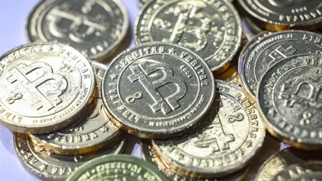 Bitcoin sobe quase 3% e aproxima-se dos 80.000 dólares