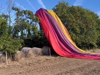 En Bretagne, une montgolfière tombe dans un champ avec trois personnes à bord