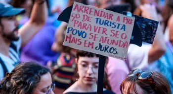 Manifestantes acampam no Porto contra preços da habitação