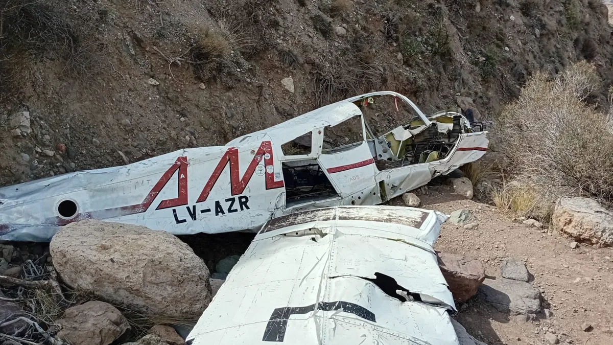 La ruta al “avión caído”: cómo es el trekking en Mendoza que combina paisajes de montaña con la historia de una tragedia