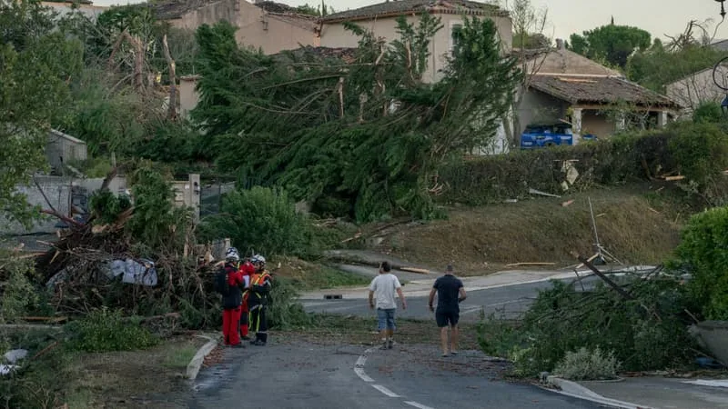 Maisons soufflées, toitures arrachées... Les images du village de Pomas quasiment détruit par le passage de la tornade