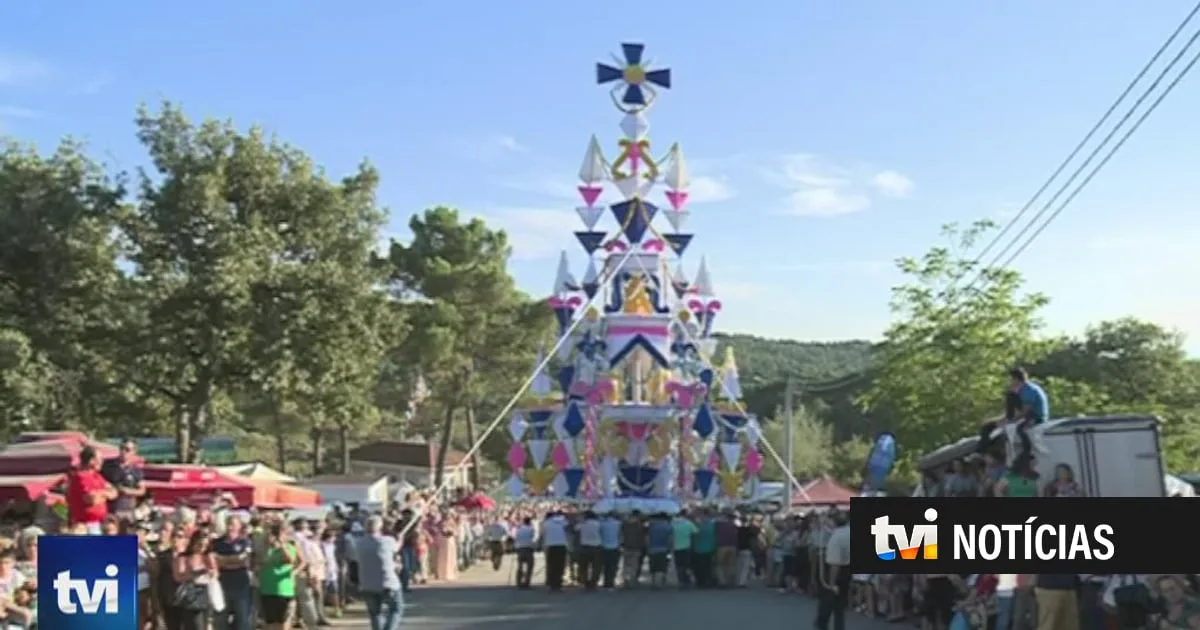 São precisos 100 homens para carregar este andor na Romaria da Senhora da Pena