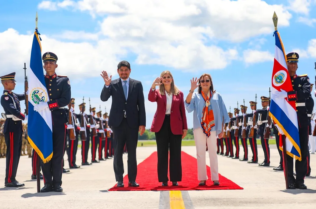 La presidente de Costa Rica, Laura Fernández, llegó a El Salvador para una visita oficial con foco en seguridad