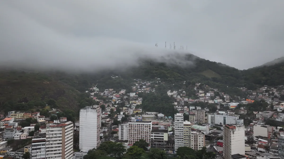Até quando a frente fria provoca chuva e deixa tempo fechado no ES? Veja previsão