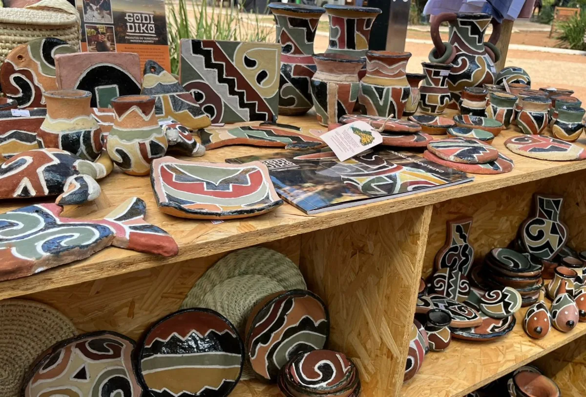 Artesãs Kadiwéu levam cerâmicas feitas com barro da própria terra ao Festival de Bonito