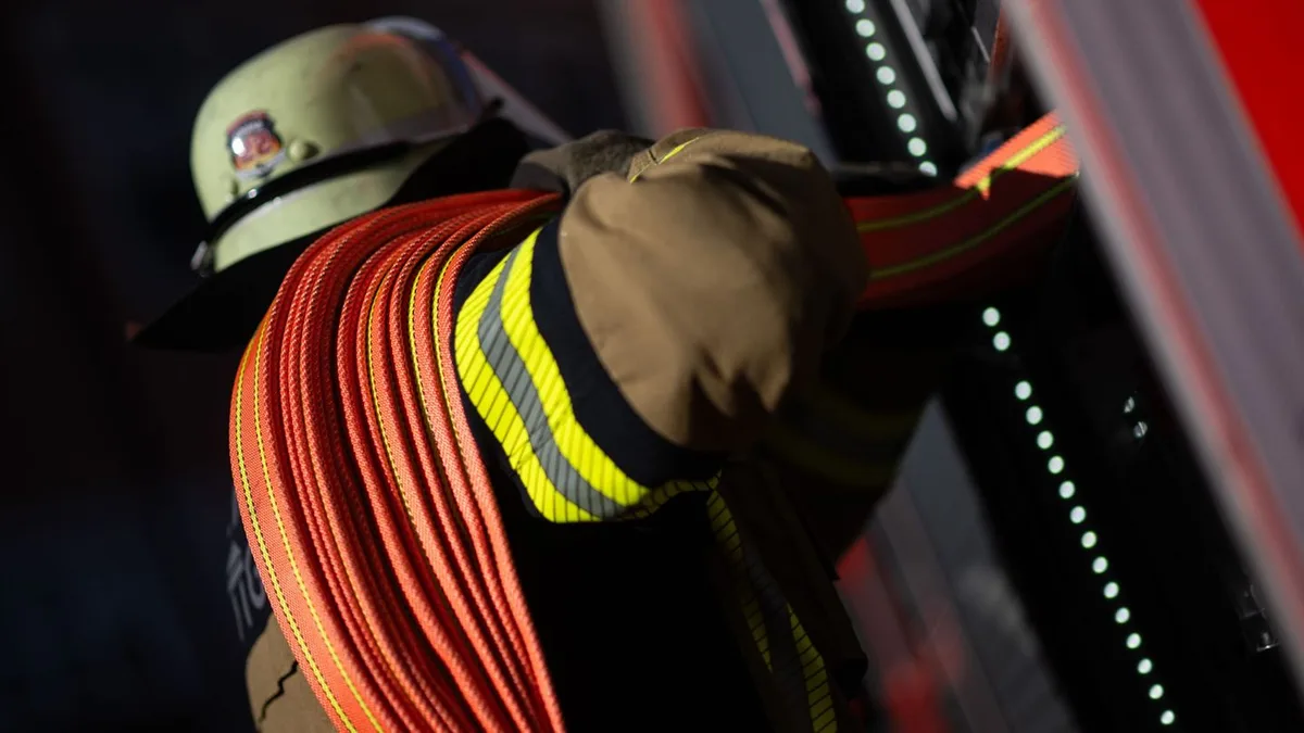 Feuerwehr im Einsatz: Kuhstall in Flammen – Tiere auf den Straßen unterwegs