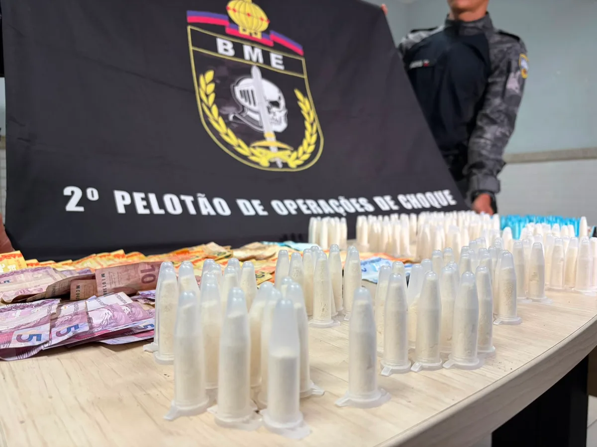 PM flagra venda de drogas em sacolas abertas no meio da rua em Cariacica