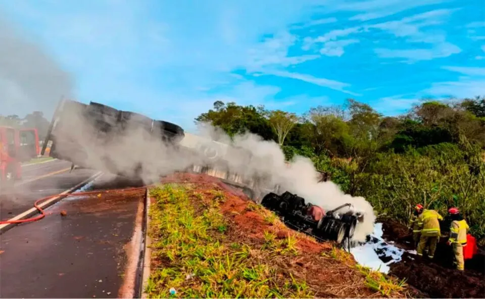 Caminhoneiro fica preso na cabine e morre carbonizado após carreta tombar na BR-487