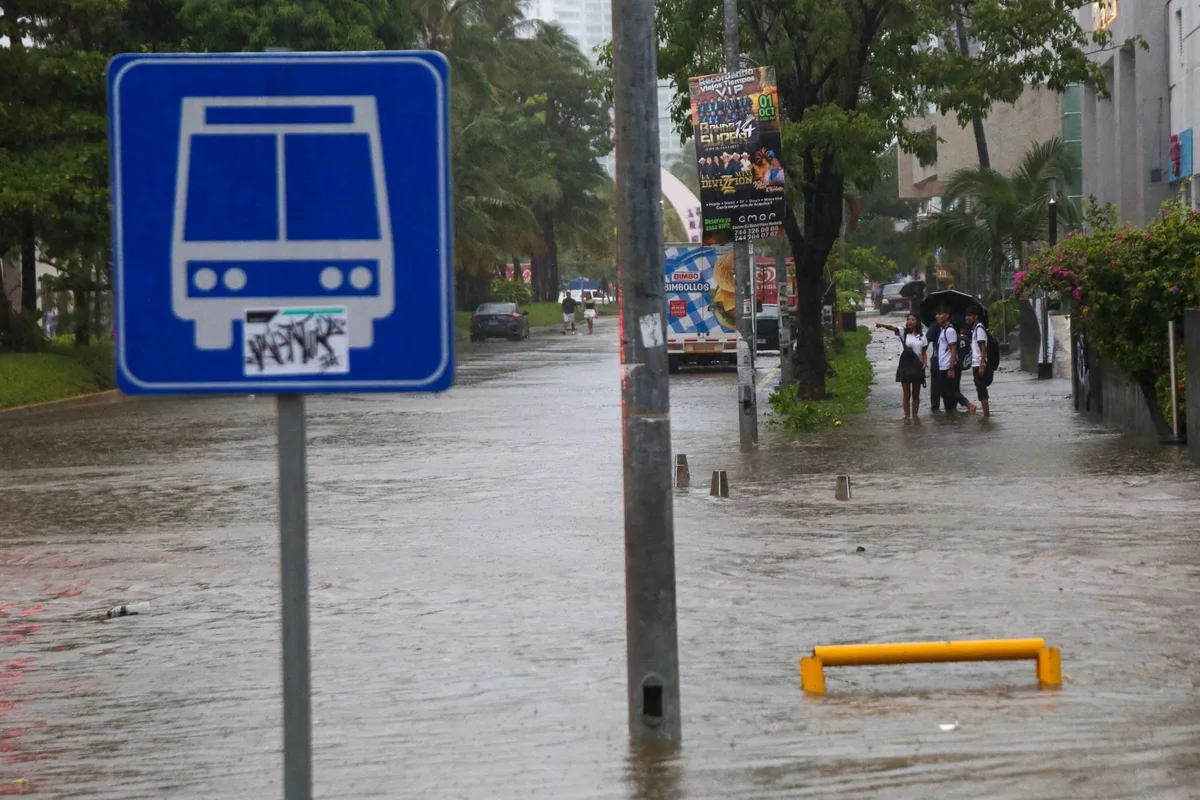 ‘Simón’ se convierte en huracán categoría 1: Se prevén lluvias torrenciales en Guerrero y Michoacán