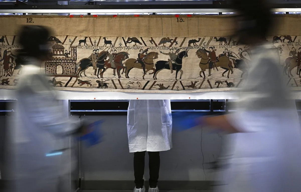 Avant la visite de Macron, cinq choses à savoir sur la tapisserie de Bayeux à Londres