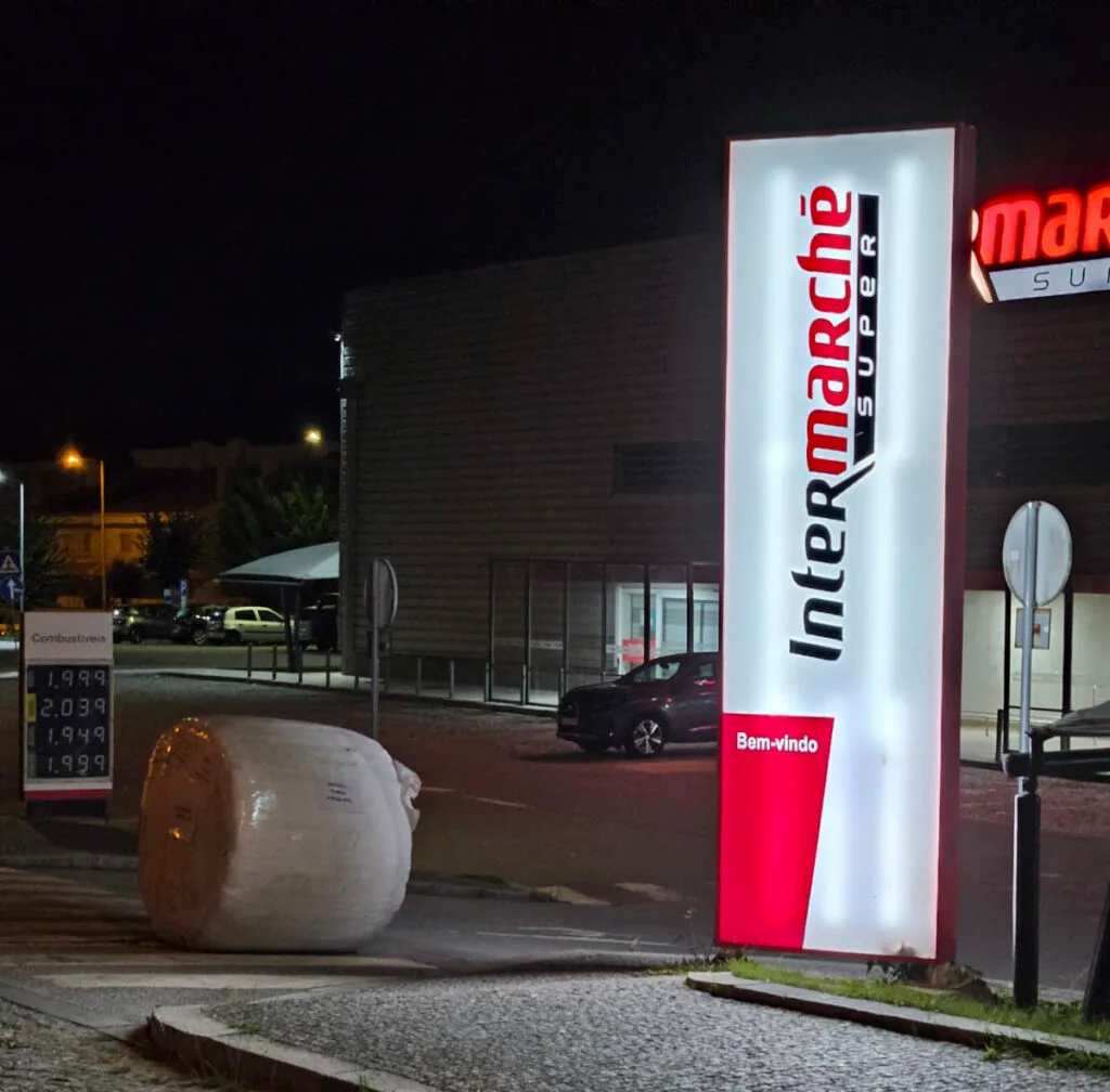 Produtores de leite deixam “oferta” de palha à porta do Intermarché contra importações francesas
