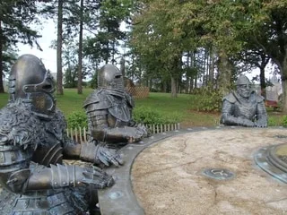 Unique en Europe : dans ce petit village breton, ces chevaliers et leur table ronde attirent des milliers de curieux