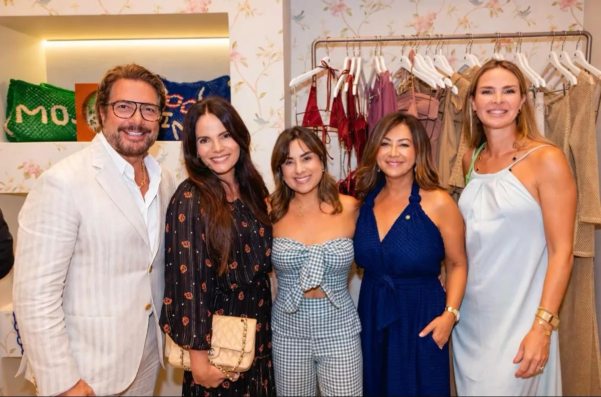 Sinesia Karol inaugura loja em Vitória com presença de famosos