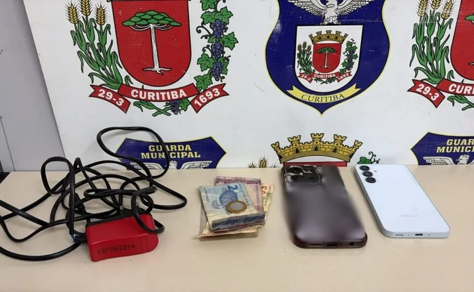 Homem com tornozeleira furta celulares de passageiros em biarticulado e confessa que queria dinheiro para drogas