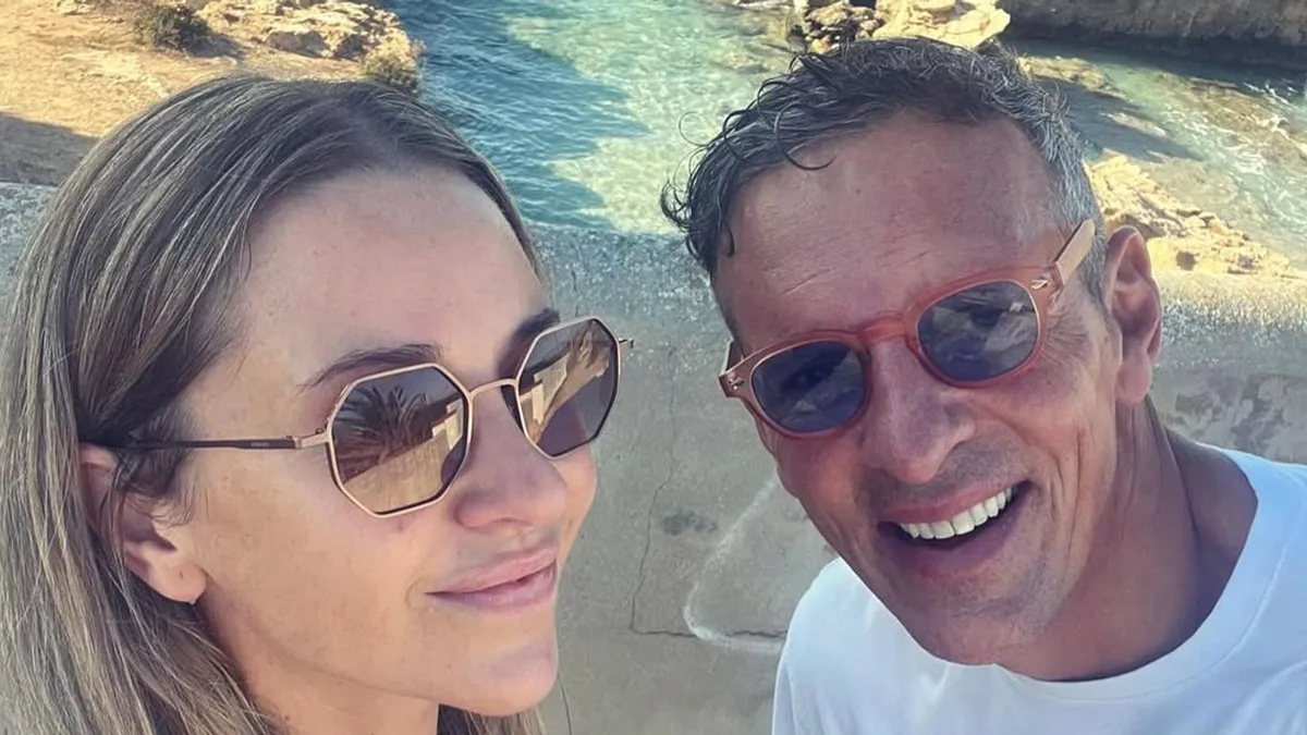 Joaquín Prat desvela cómo se encuentra su hija con Alexia Pla ante su inminente regreso televisivo: "Pendiente de la miniatura y de su madre"